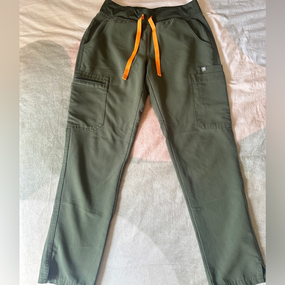 Figs 
Women’s Yola Skinny Scrub Pants 2.0
Color:Moss
Size: Petite XS